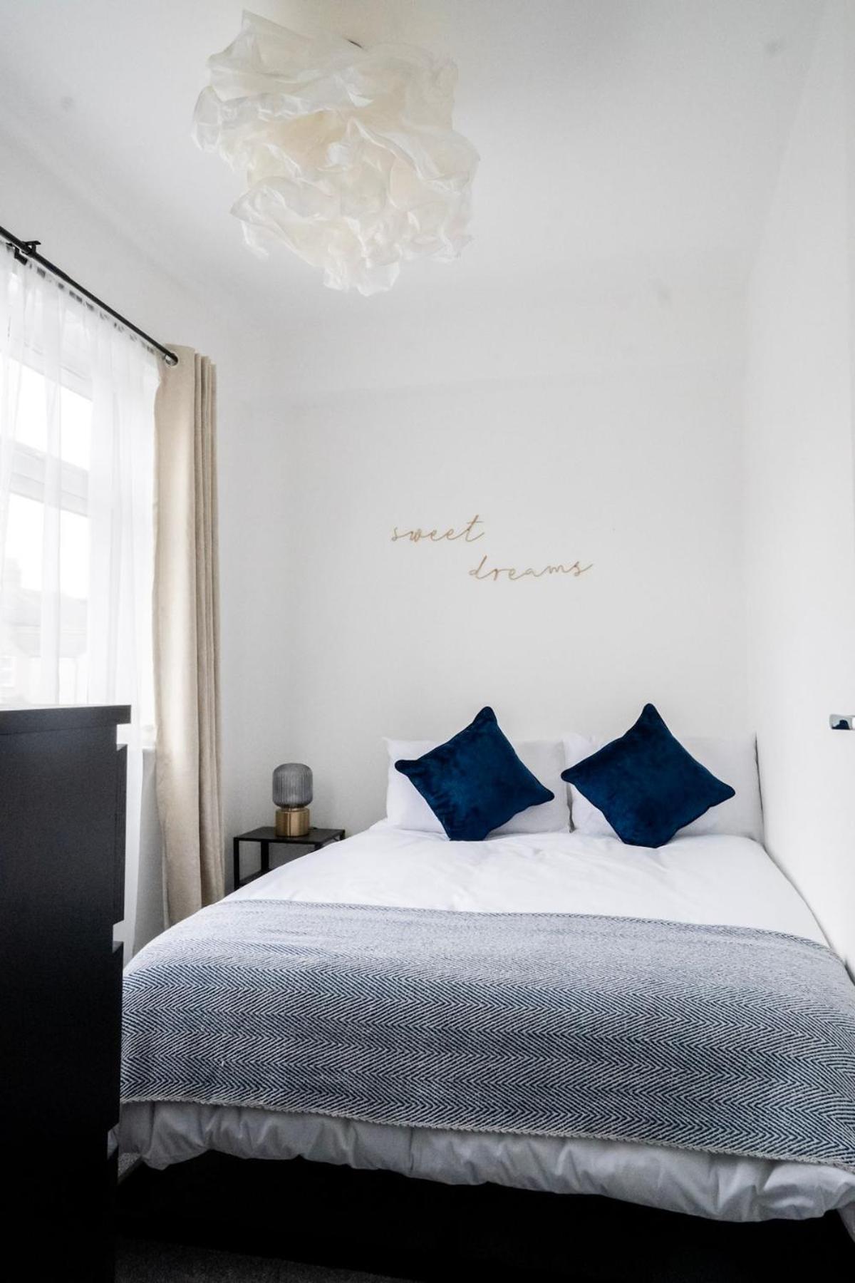 Apartment Bright 2-bed Flat With Skylight Attic *