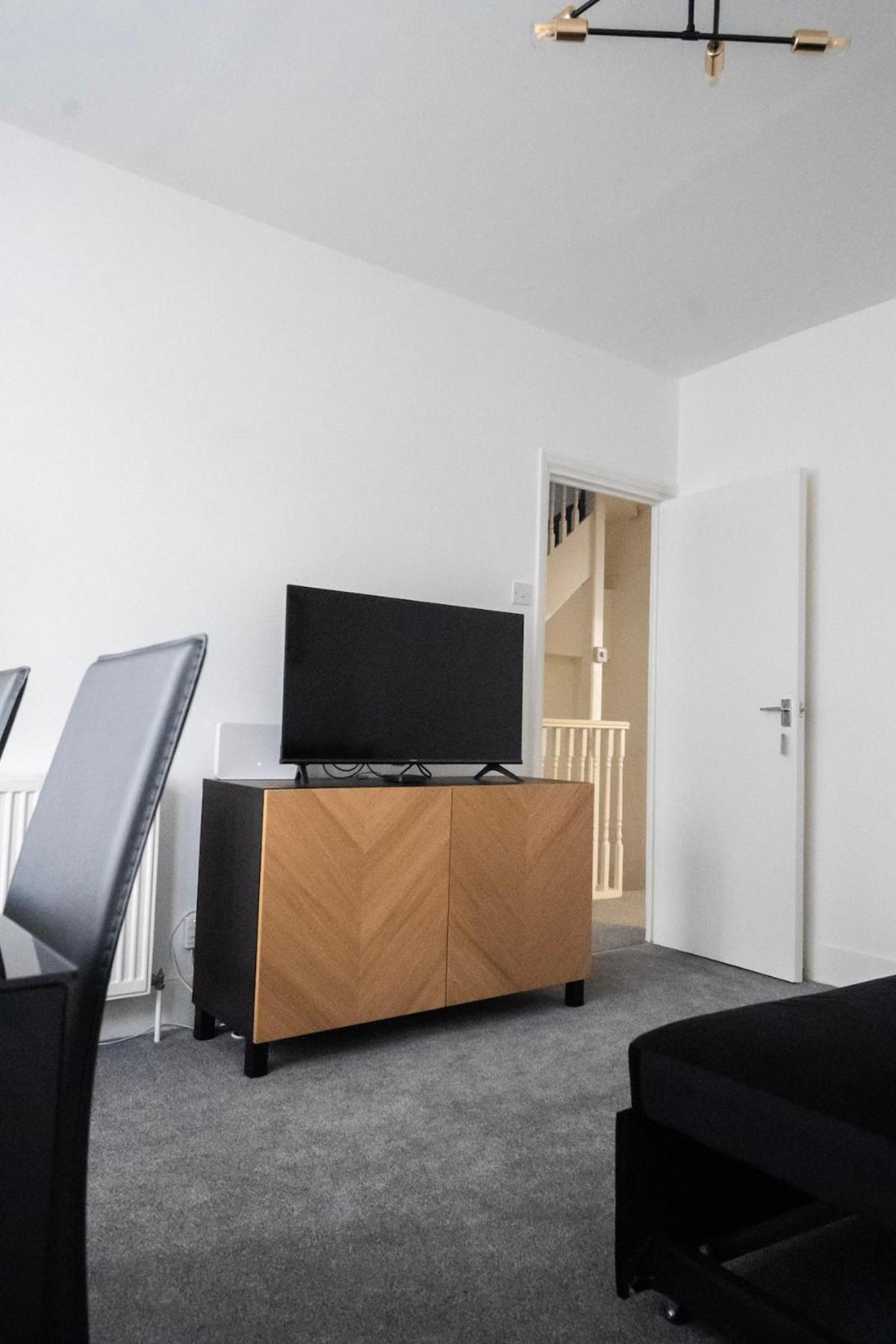 Apartment Bright 2-bed Flat With Skylight Attic
