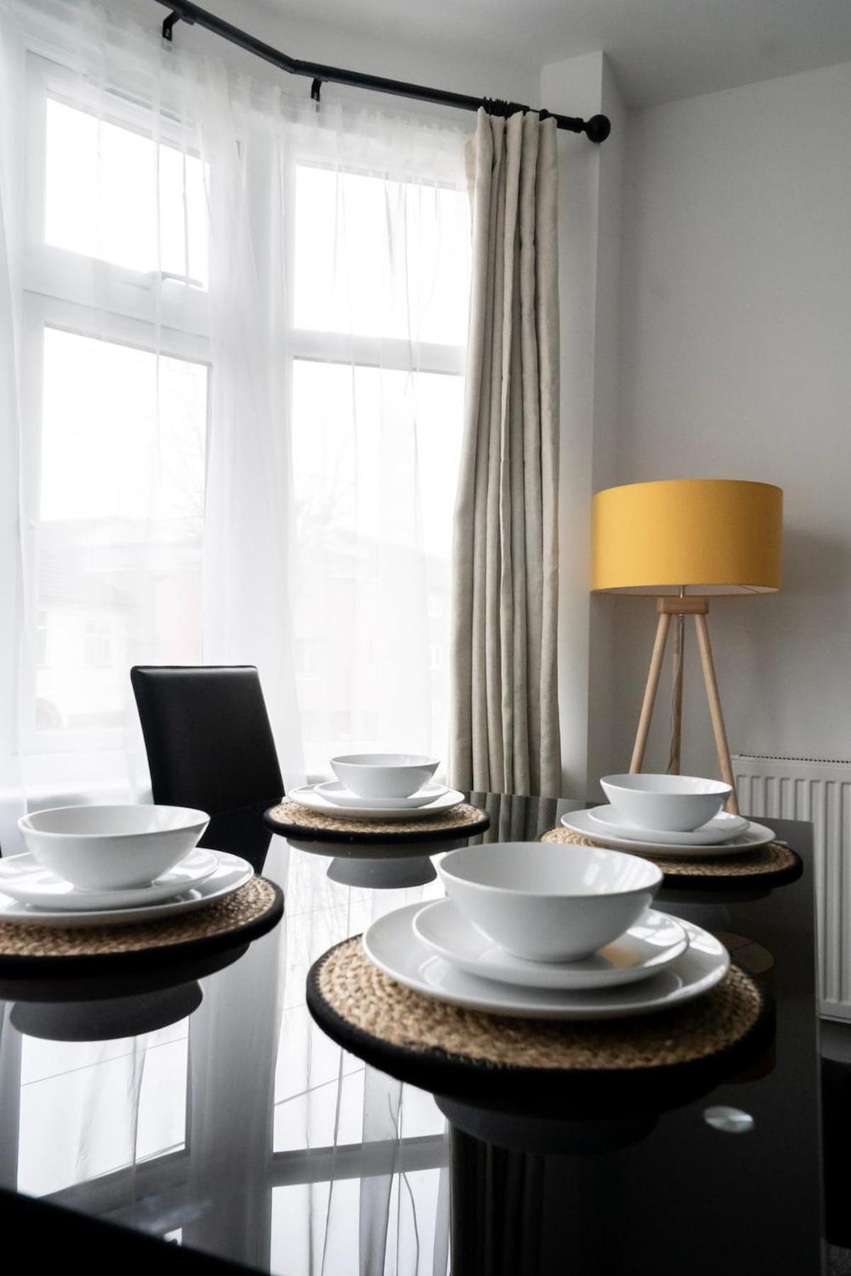Bright 2-bed Flat With Skylight Attic Apartment London