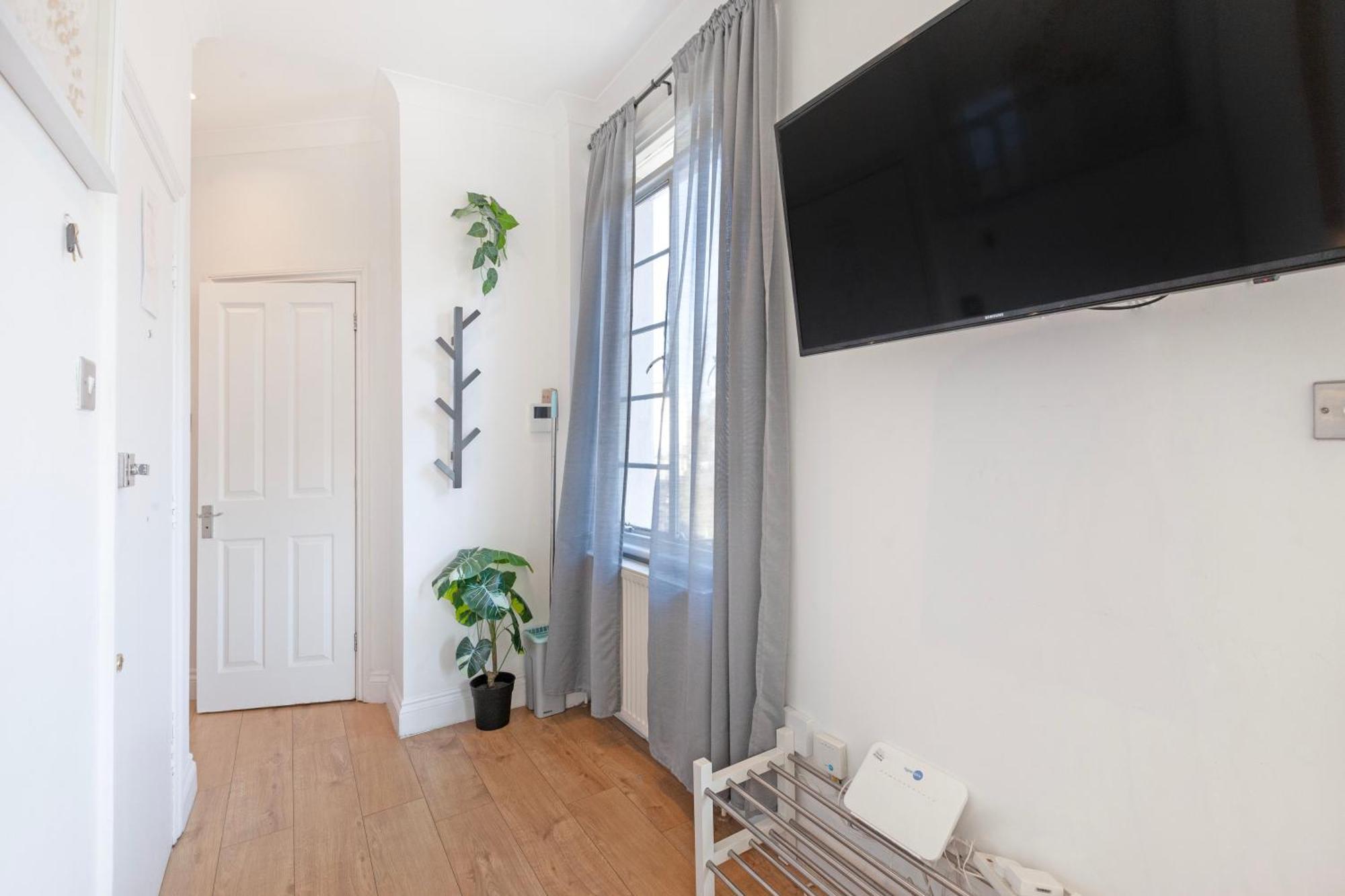 Luxury 2 Bedroom Flat In Royal Crescent * London