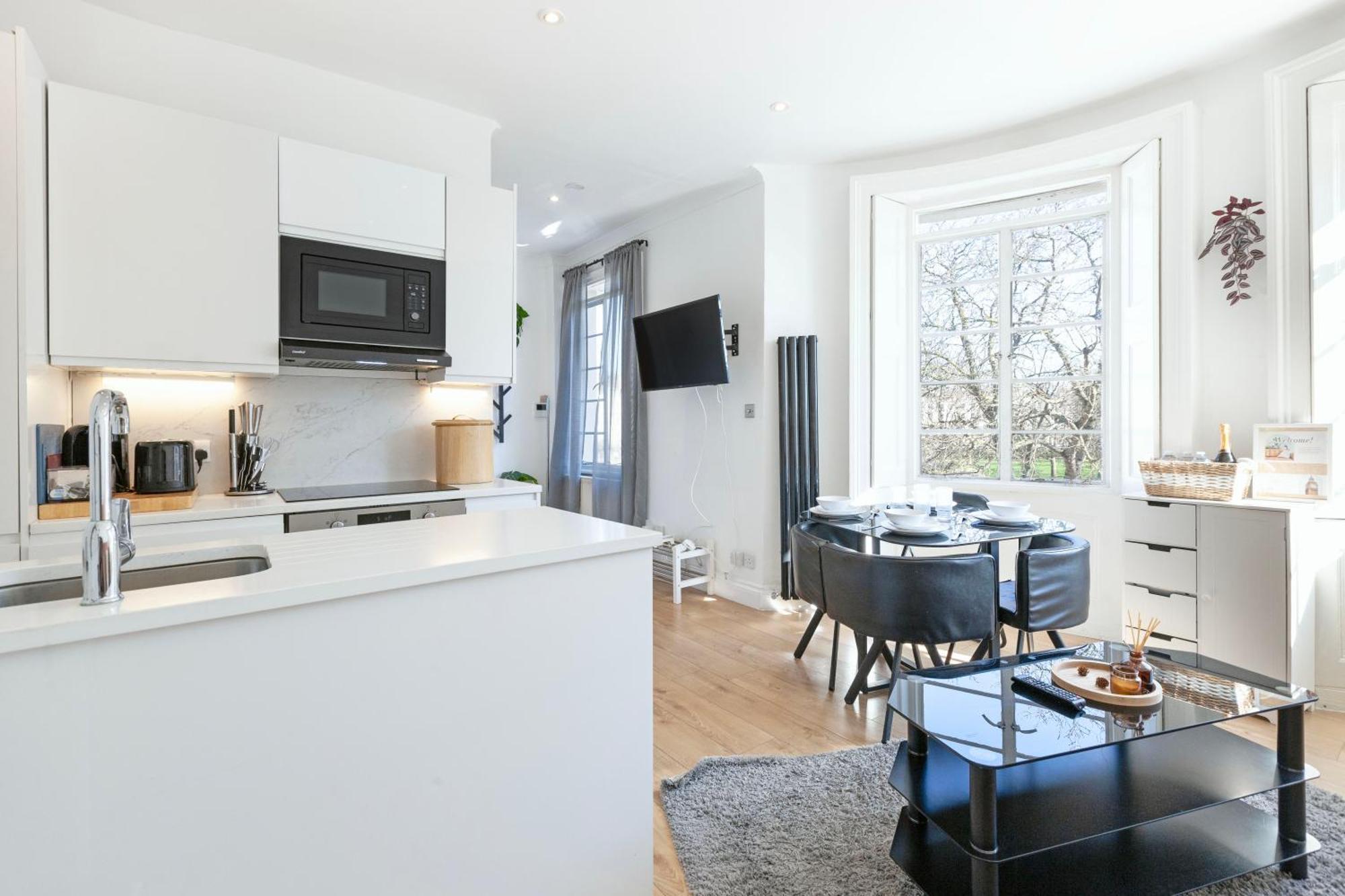 Luxury 2 Bedroom Flat In Royal Crescent Leilighet *