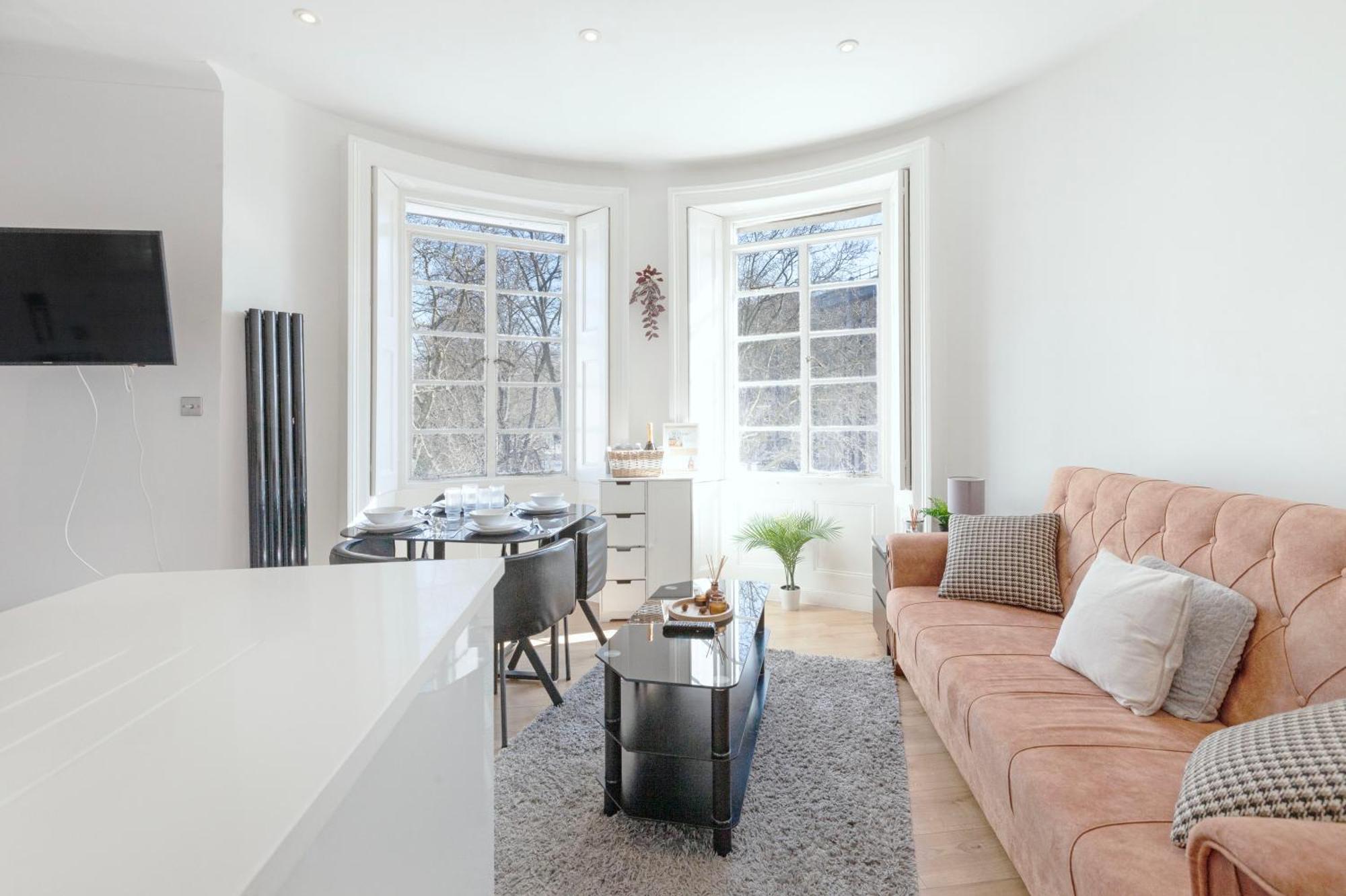 Luxury 2 Bedroom Flat In Royal Crescent London