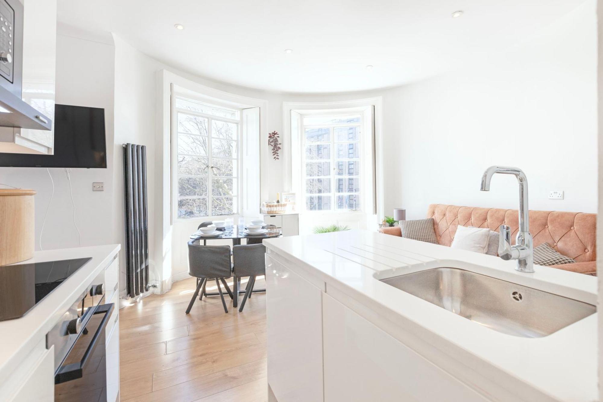 Luxury 2 Bedroom Flat In Royal Crescent * London