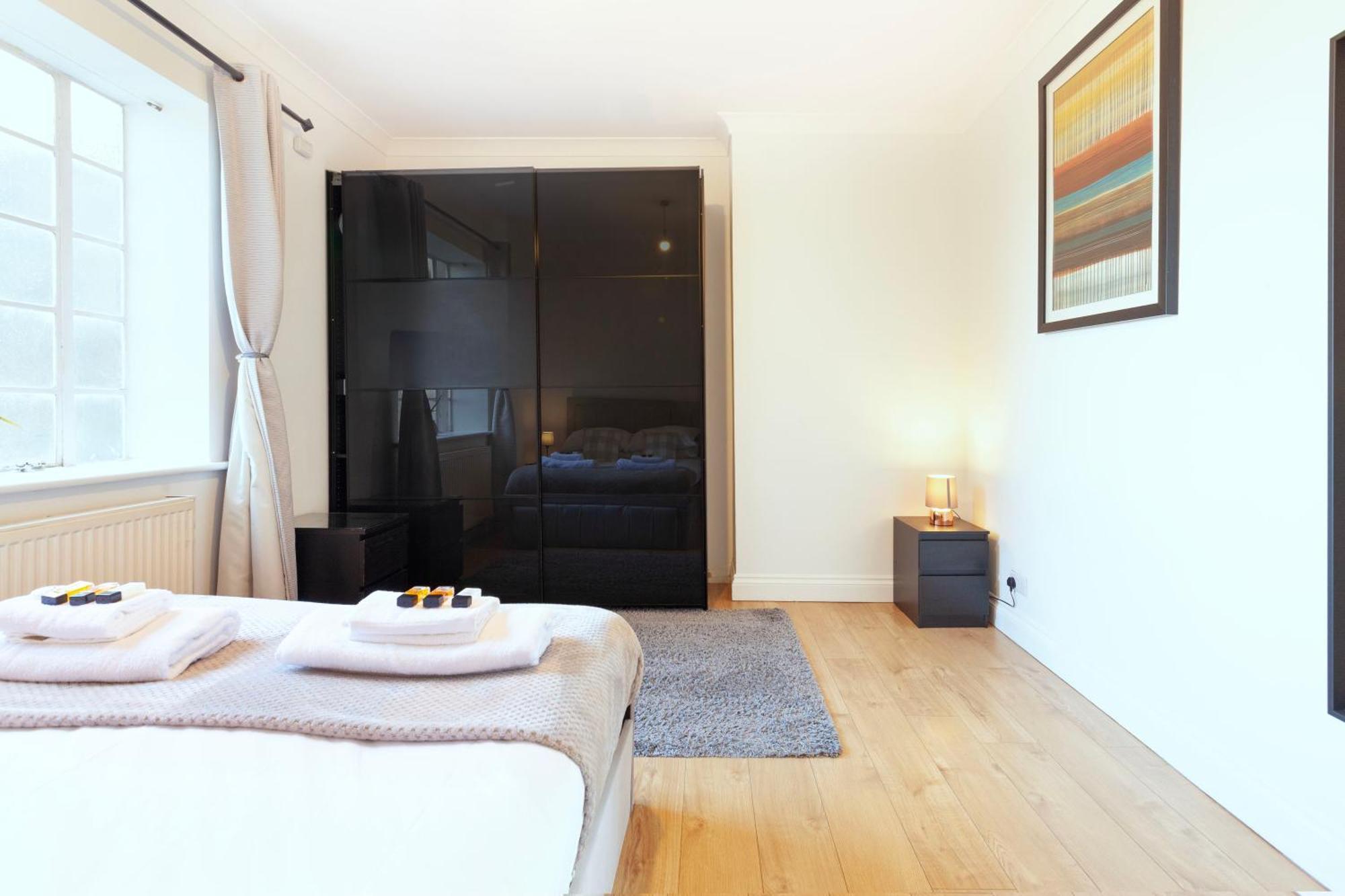 Luxury 2 Bedroom Flat In Royal Crescent Apartment
