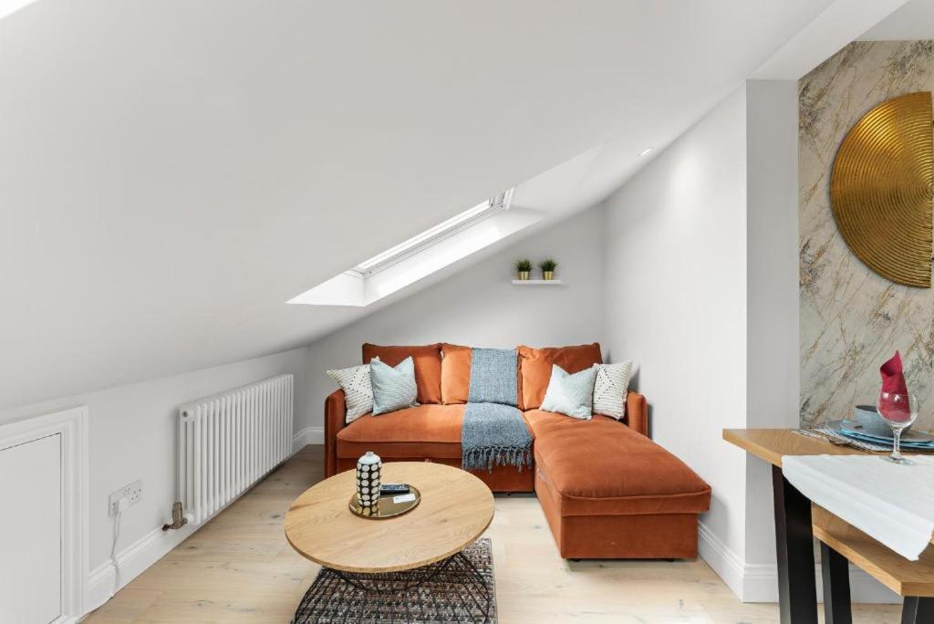 Peaceful Retreat With Balcony - Sleeps 9 Apartment *