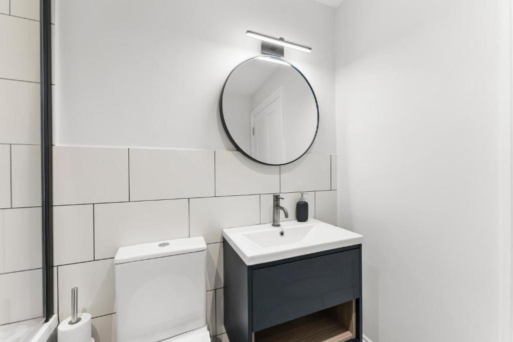 Peaceful Retreat With Balcony - Sleeps 9 * London