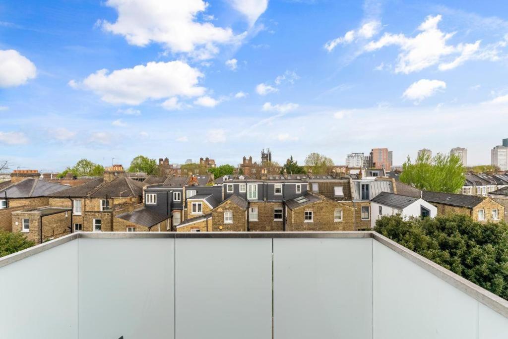 Peaceful Retreat With Balcony - Sleeps 9 Apartment