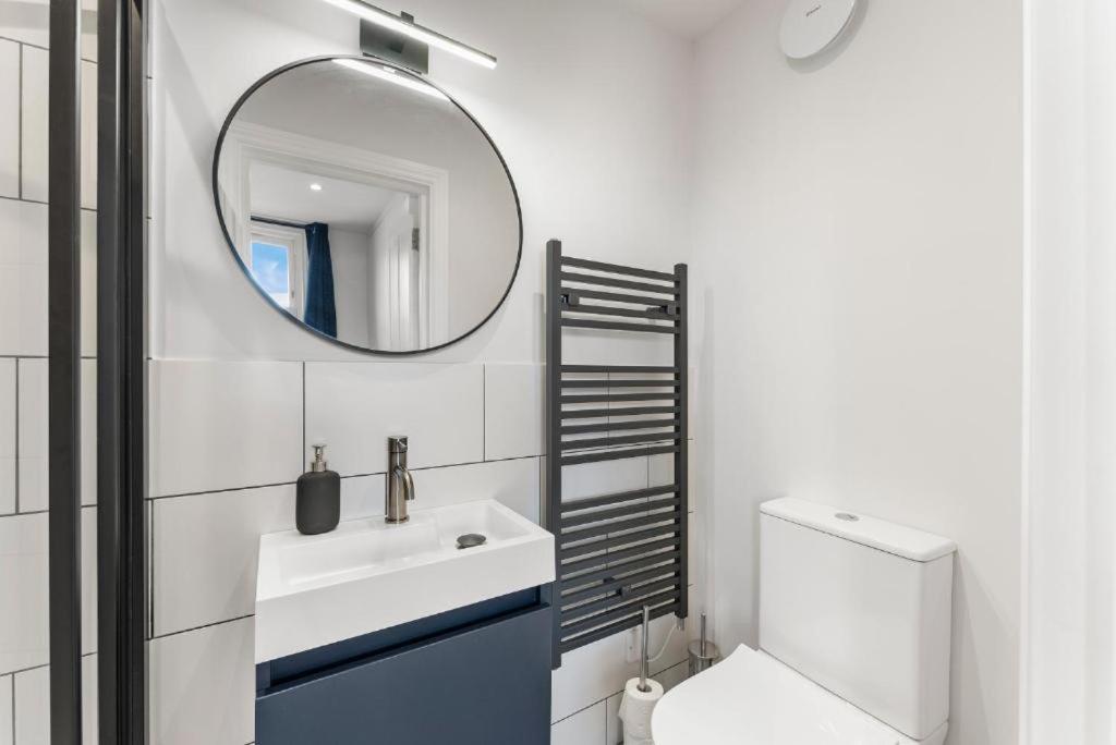 Apartment Peaceful Retreat With Balcony - Sleeps 9 London