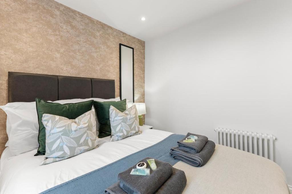 Peaceful Retreat With Balcony - Sleeps 9 *