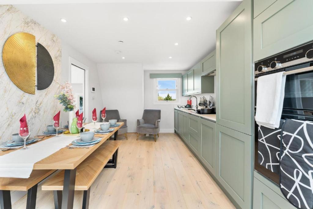 Peaceful Retreat With Balcony - Sleeps 9