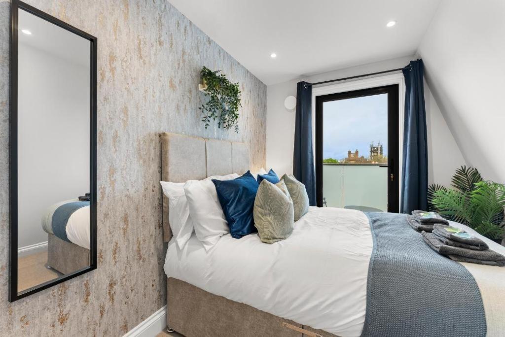 Peaceful Retreat With Balcony - Sleeps 9 * London