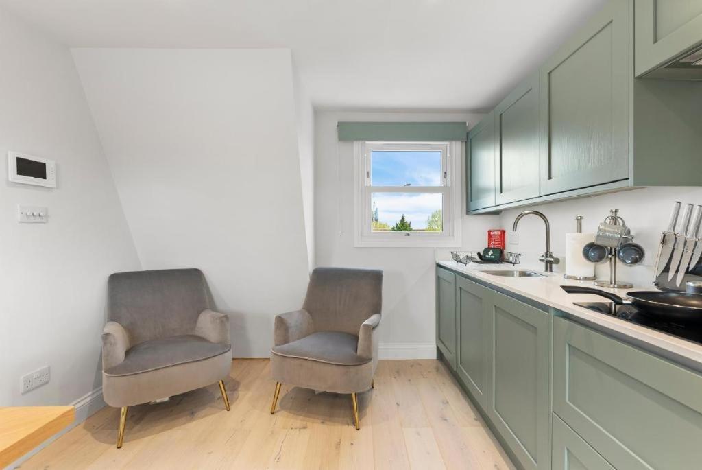 Apartment Peaceful Retreat With Balcony - Sleeps 9 London