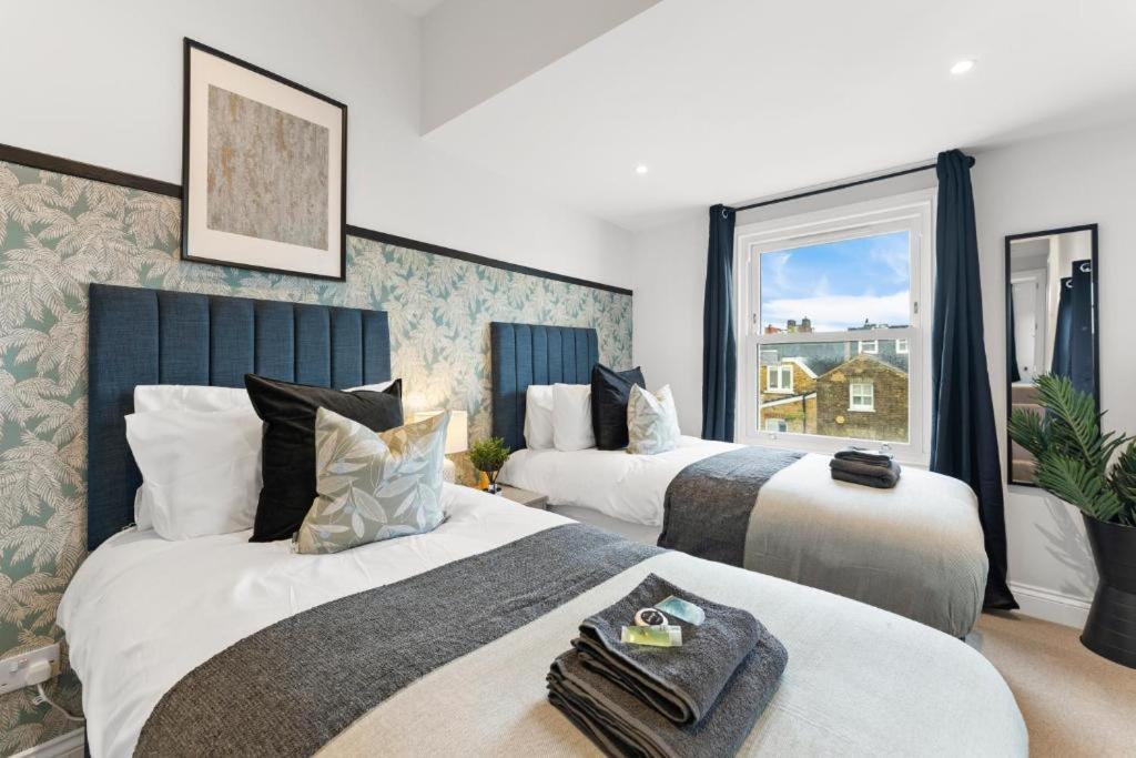 Peaceful Retreat With Balcony - Sleeps 9 London