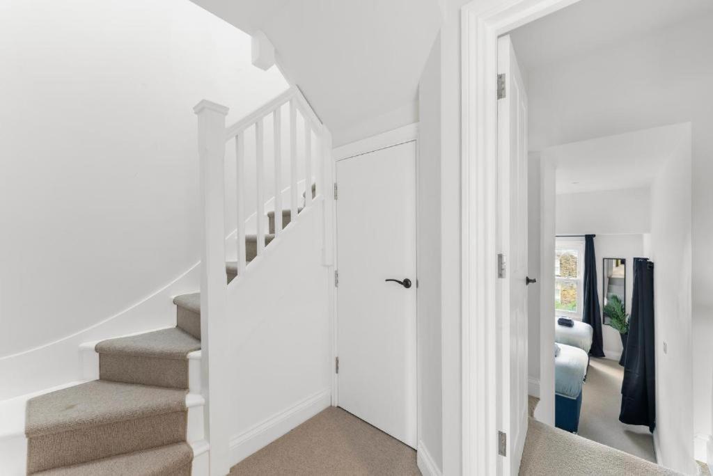 Peaceful Retreat With Balcony - Sleeps 9