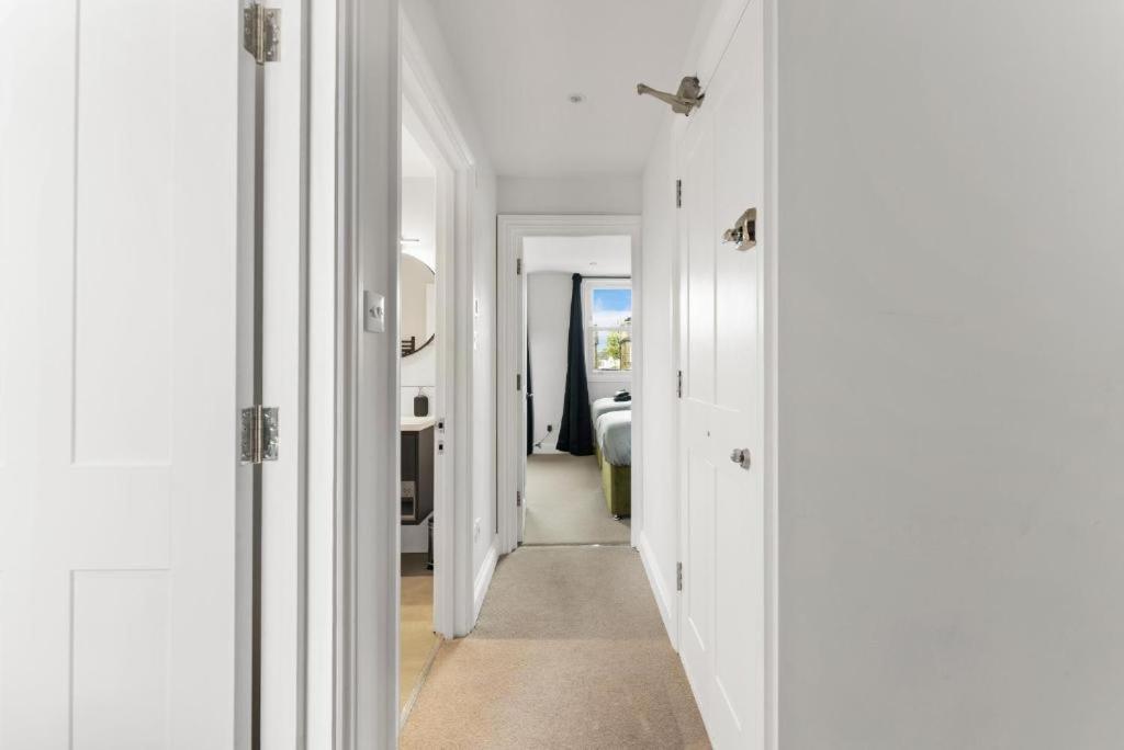 Peaceful Retreat With Balcony - Sleeps 9 Apartment London