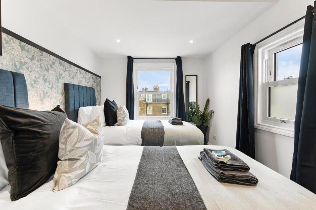 Apartment Peaceful Retreat With Balcony - Sleeps 9 London