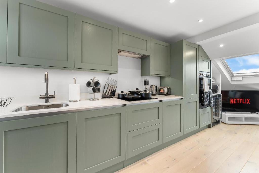 Peaceful Retreat With Balcony - Sleeps 9 London