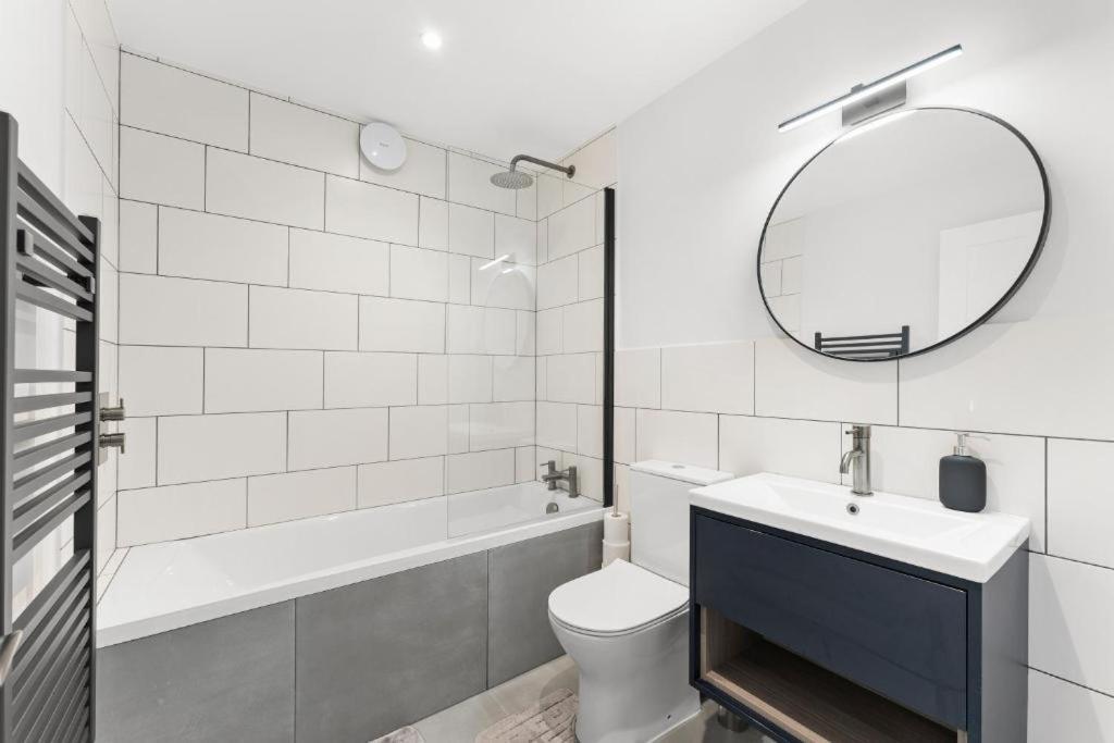 Peaceful Retreat With Balcony - Sleeps 9 Apartment London