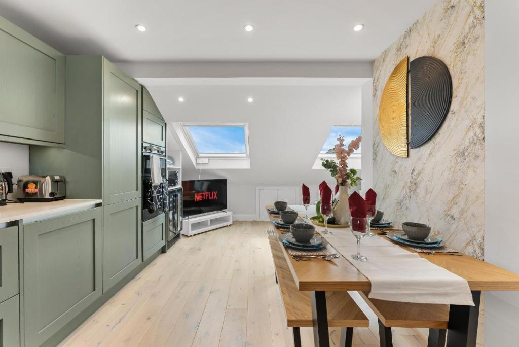Peaceful Retreat With Balcony - Sleeps 9