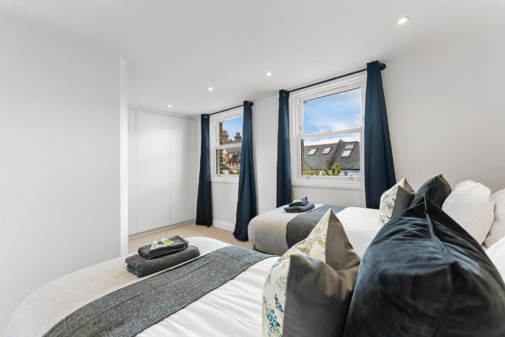 Peaceful Retreat With Balcony - Sleeps 9 *