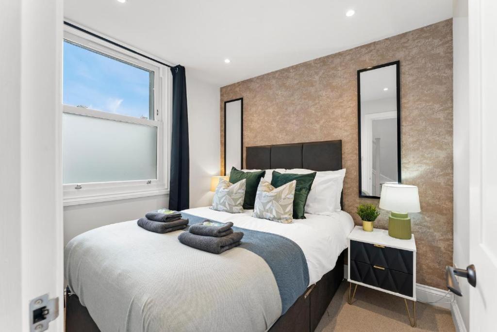 Peaceful Retreat With Balcony - Sleeps 9