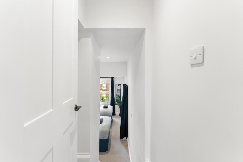 Peaceful Retreat With Balcony - Sleeps 9 Apartment *