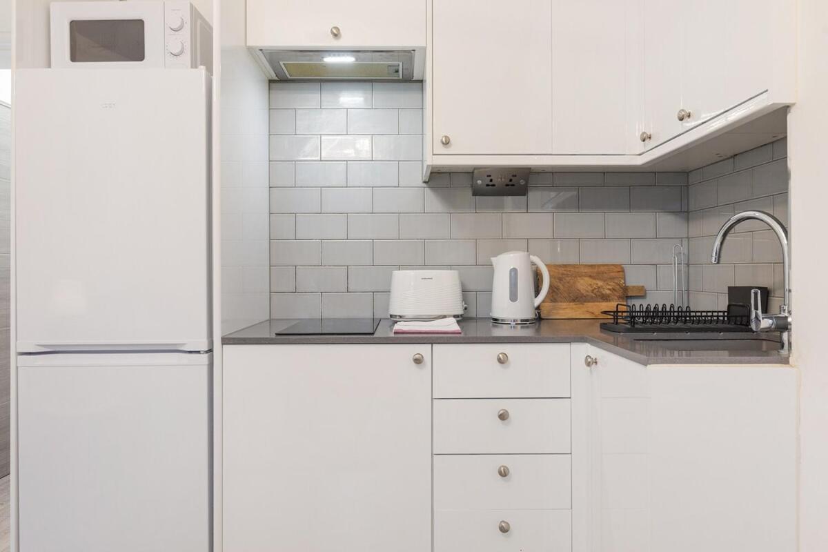 Apartment Scott Ellis 1 *