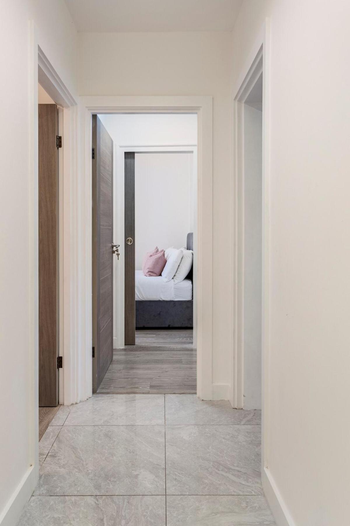Apartment Scott Ellis 1 *