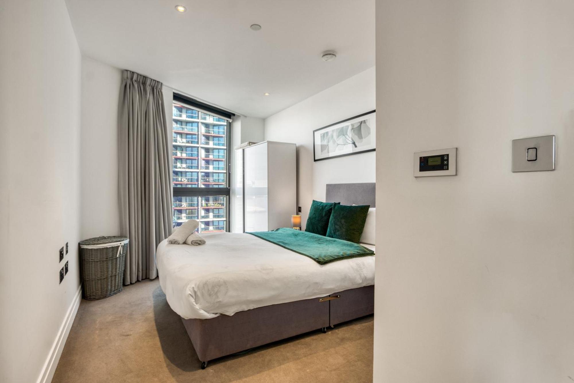 Battersea Power Station 2br 2ba River View London