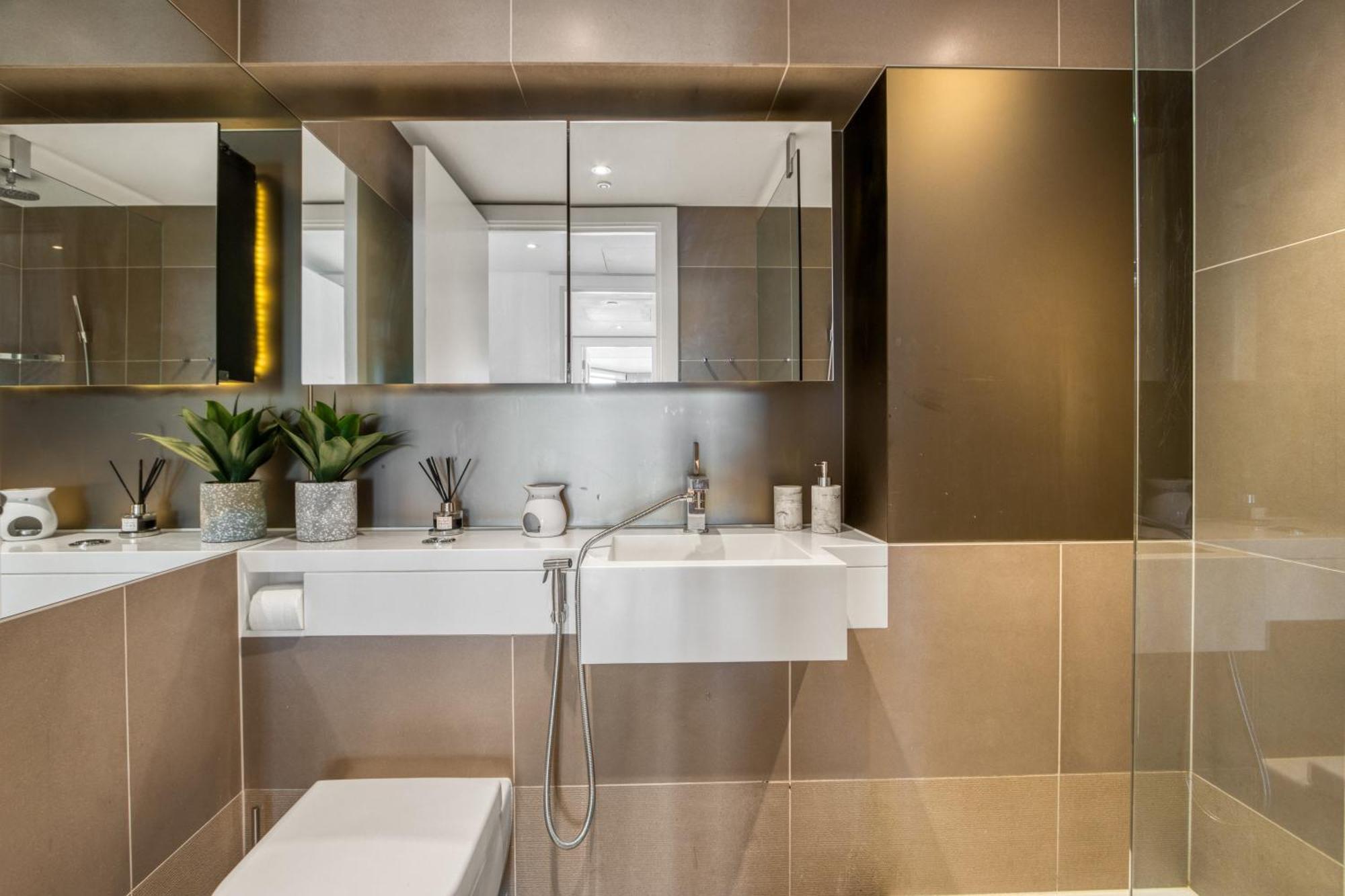 Battersea Power Station 2br 2ba River View Apartment *