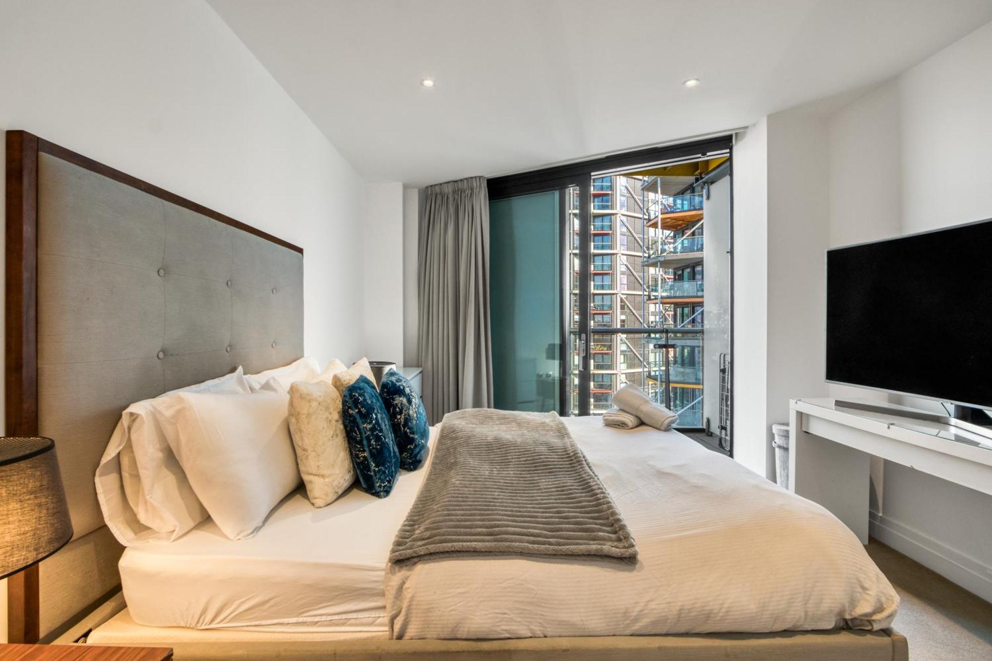 Battersea Power Station 2br 2ba River View London