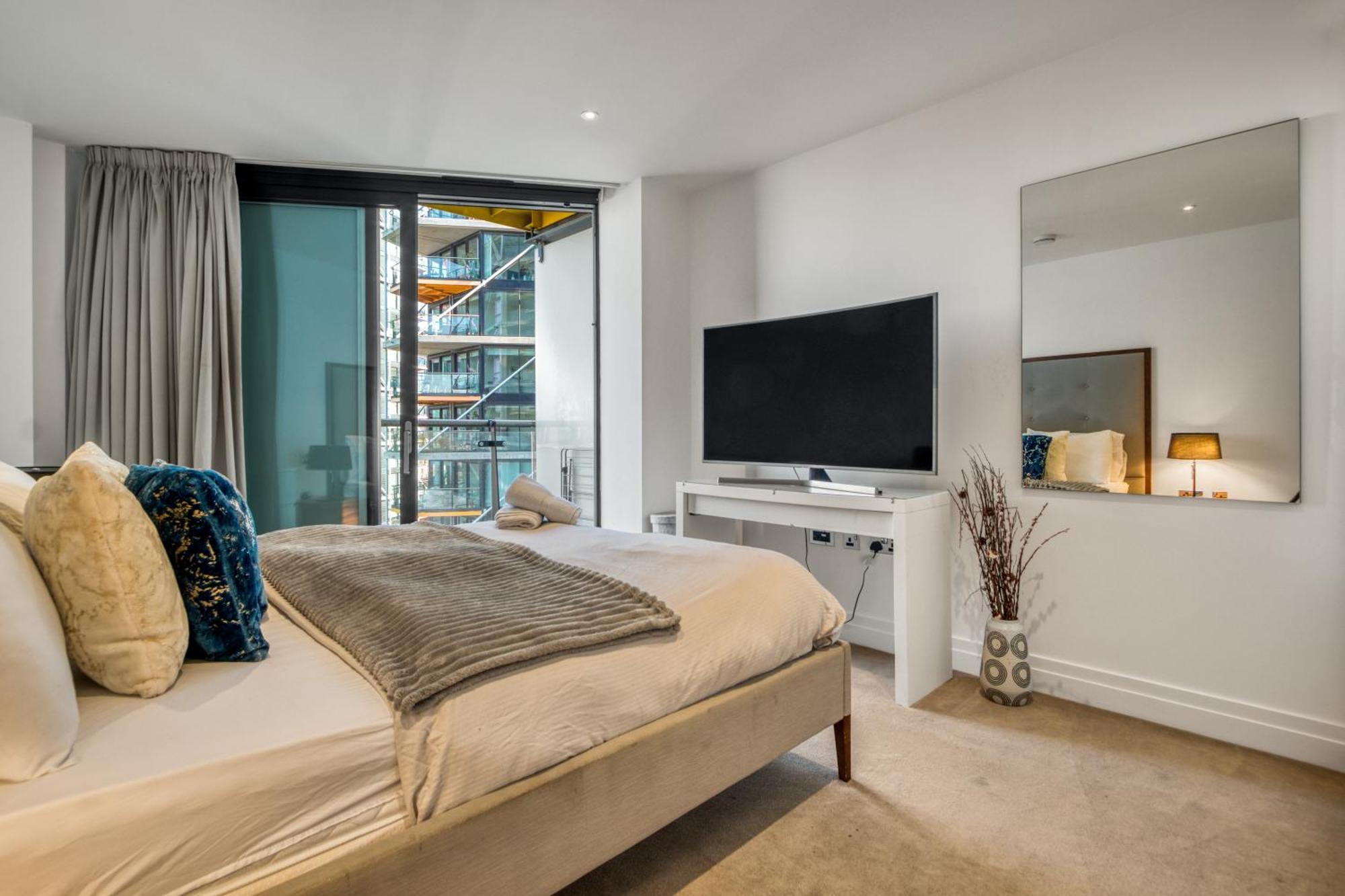 Battersea Power Station 2br 2ba River View Apartment London
