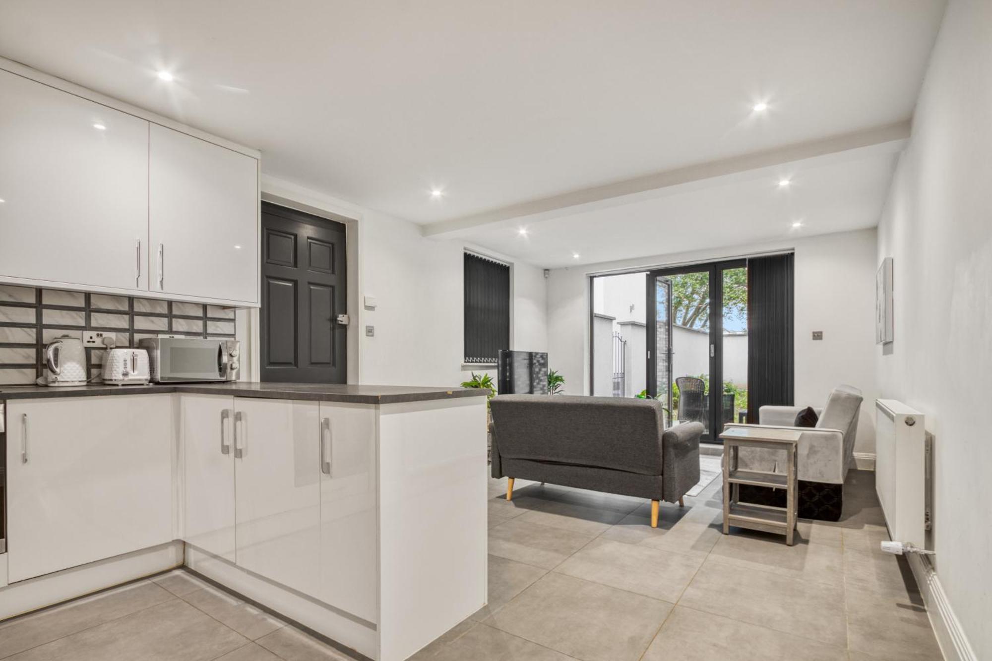 Stylish Beauty Ground Floor 1br 1ba Private Garden Apartment