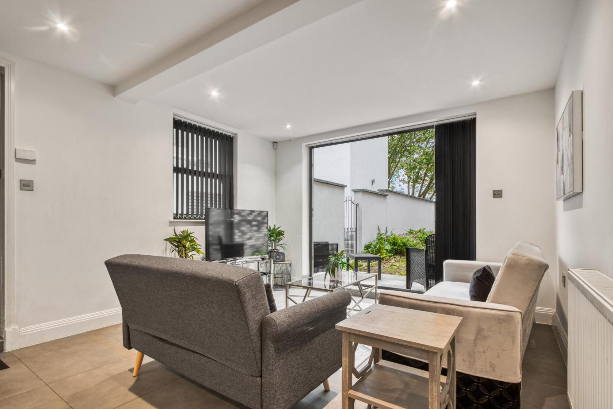Stylish Beauty Ground Floor 1br 1ba Private Garden Apartment *