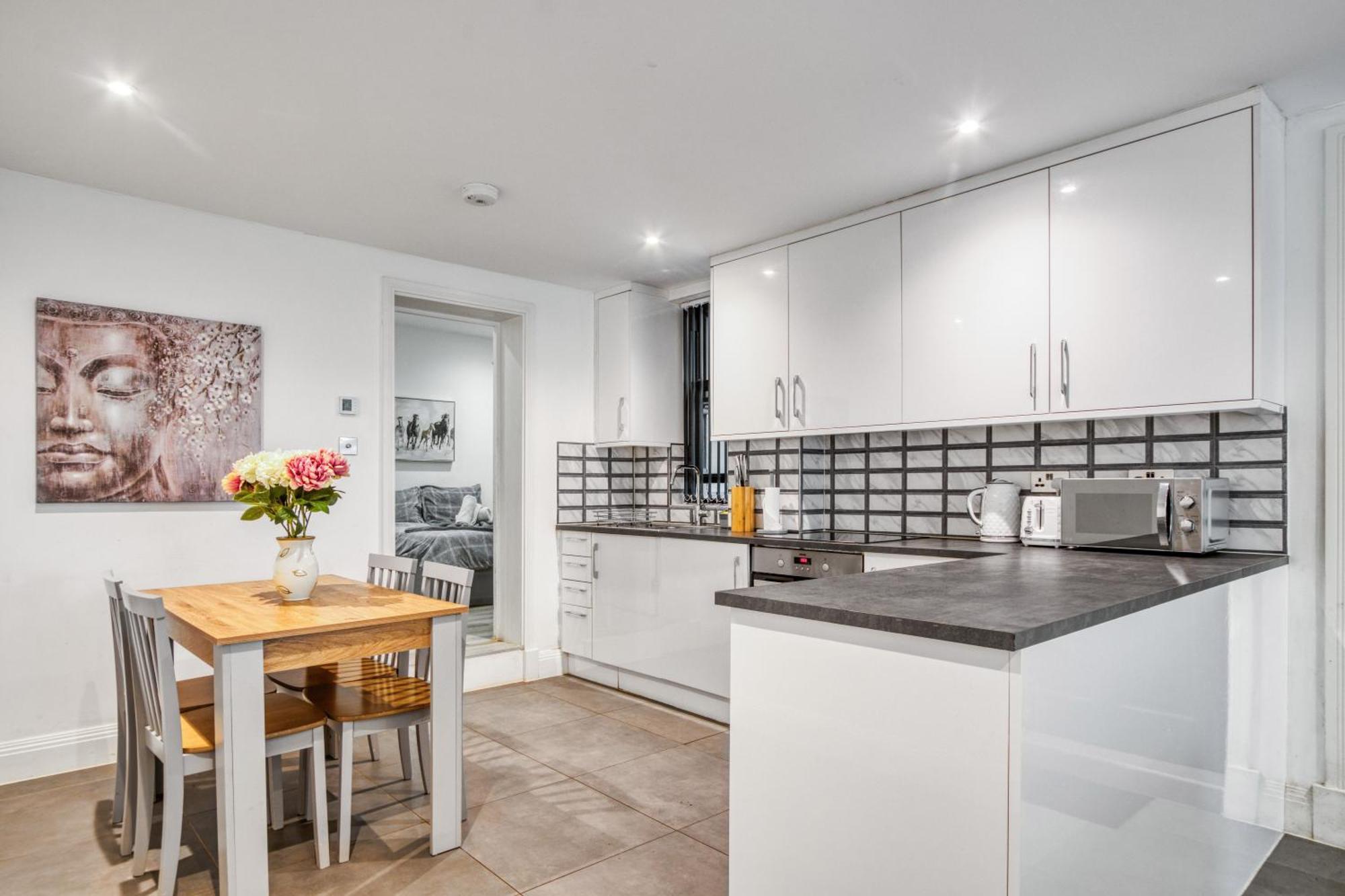 Stylish Beauty Ground Floor 1br 1ba Private Garden Apartment *
