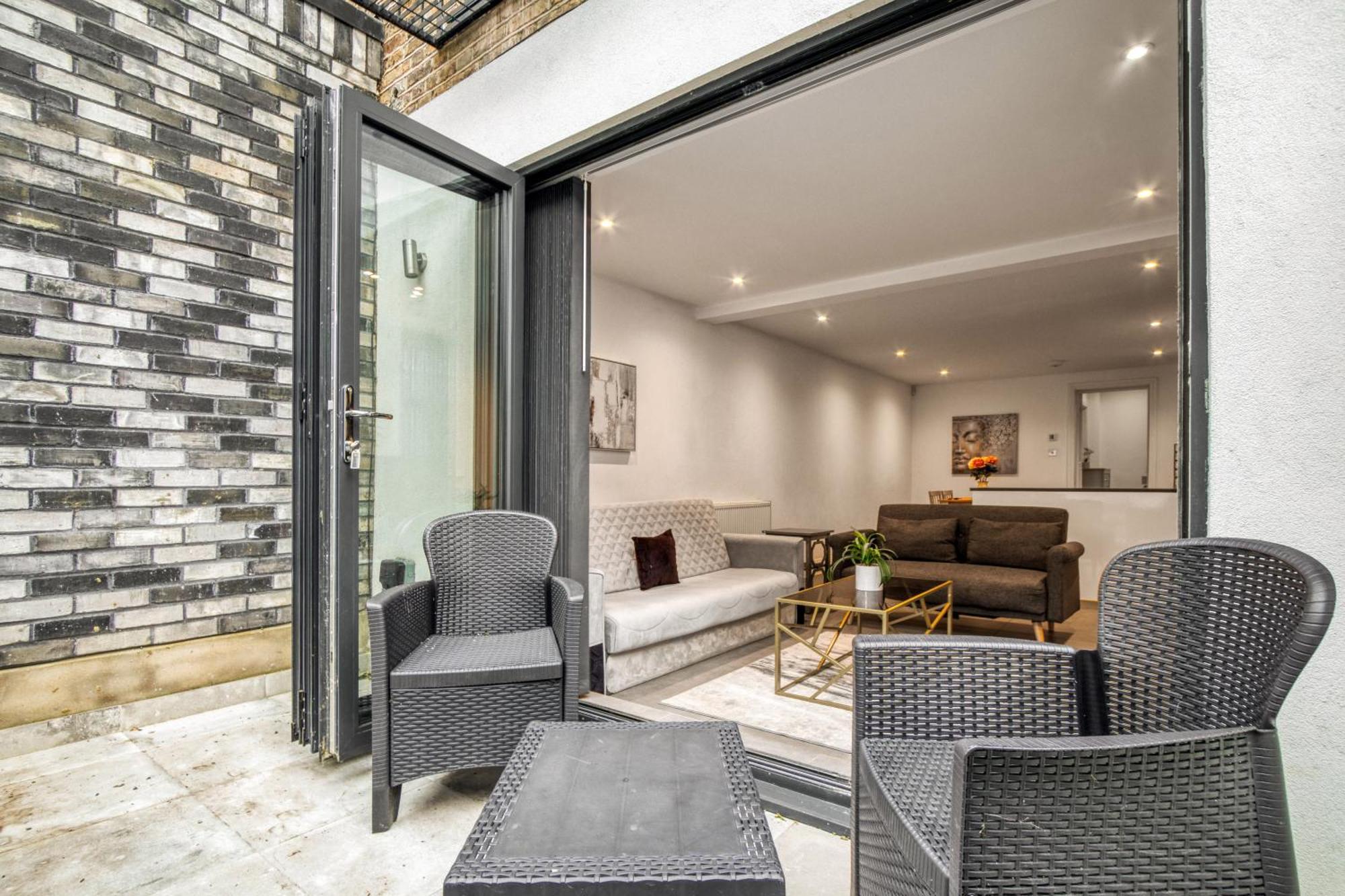 Stylish Beauty Ground Floor 1br 1ba Private Garden Apartment *