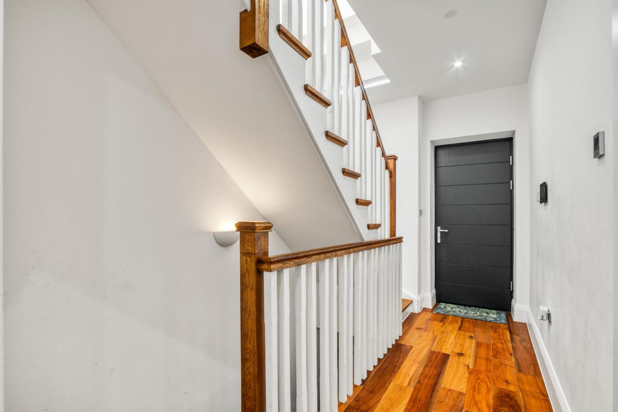 Elegant & Spacious House 3br 3ba Balcony Patio London