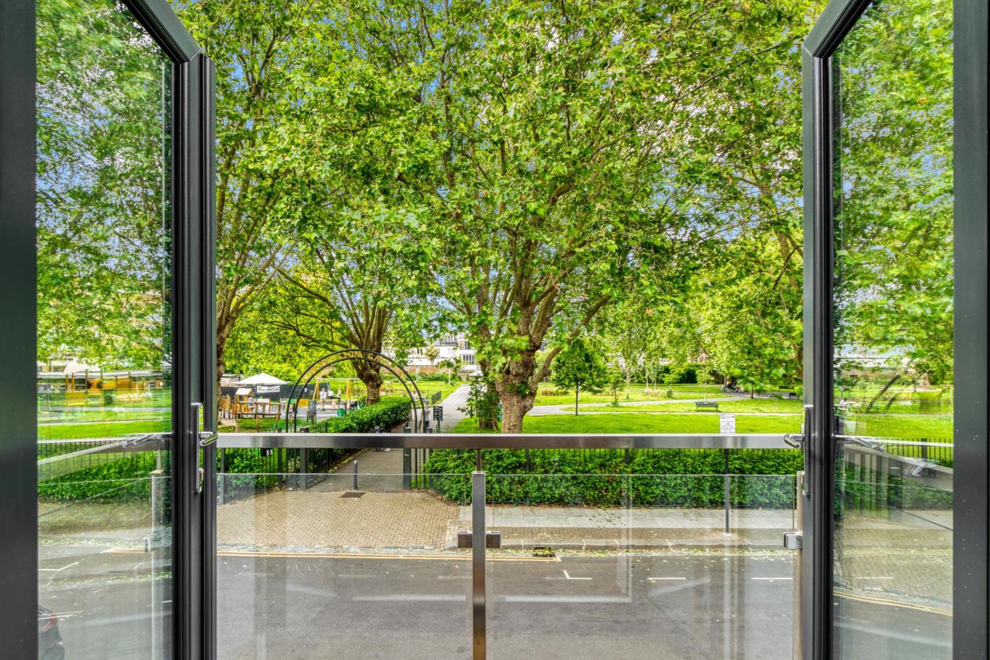 Elegant & Spacious House 3br 3ba Balcony Patio * London