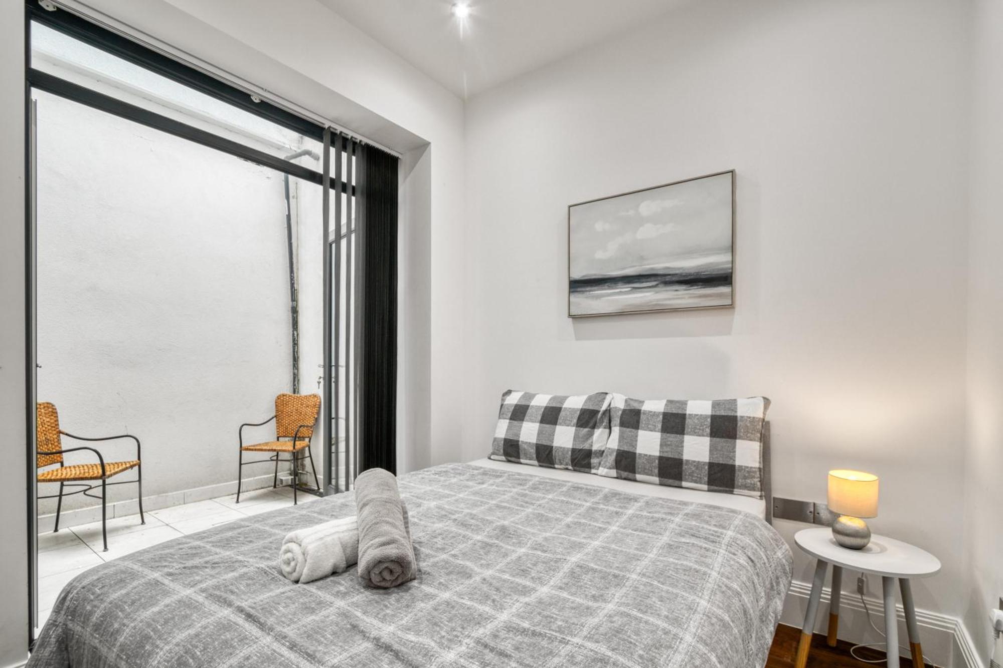 Elegant & Spacious House 3br 3ba Balcony Patio London