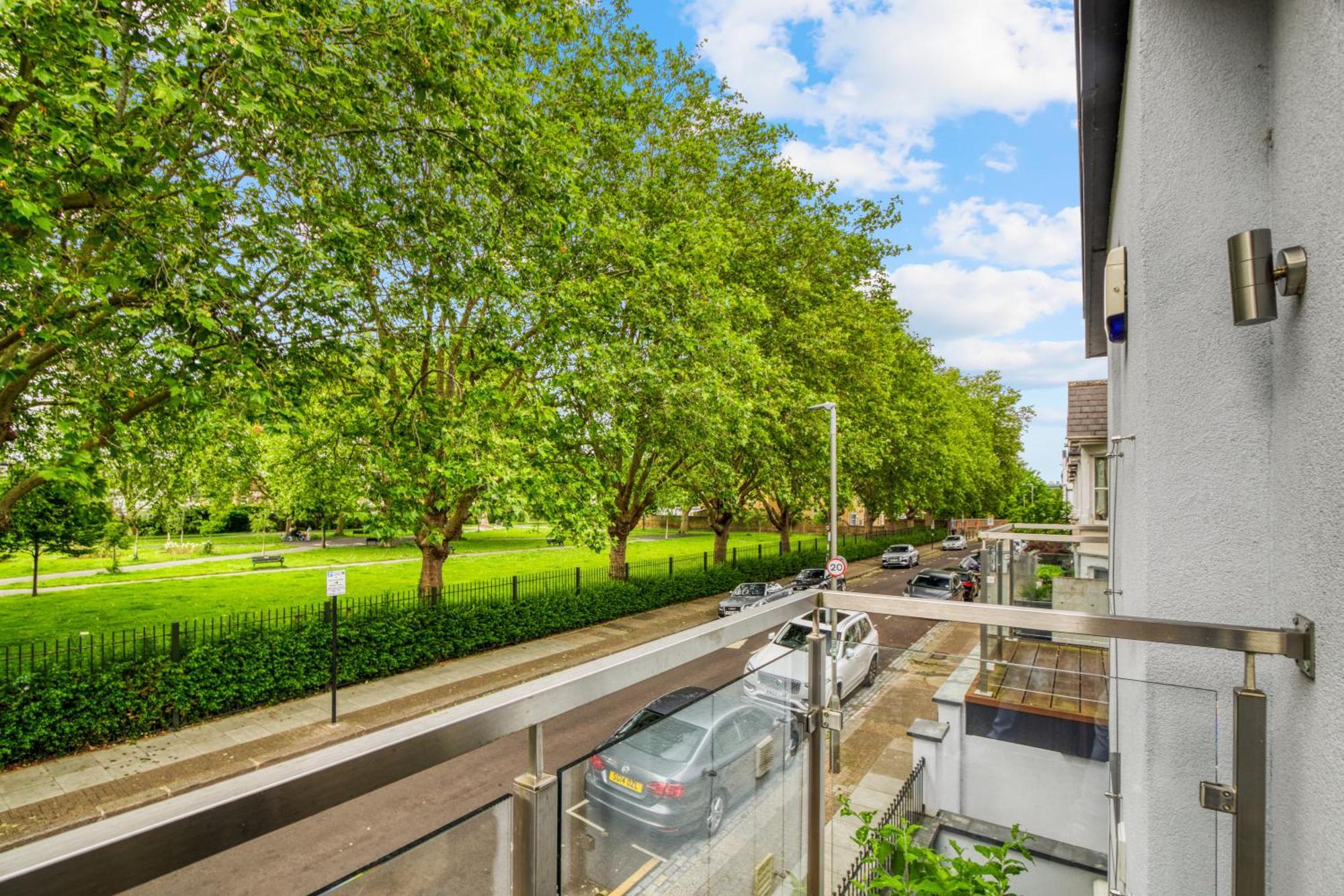 Elegant & Spacious House 3br 3ba Balcony Patio London