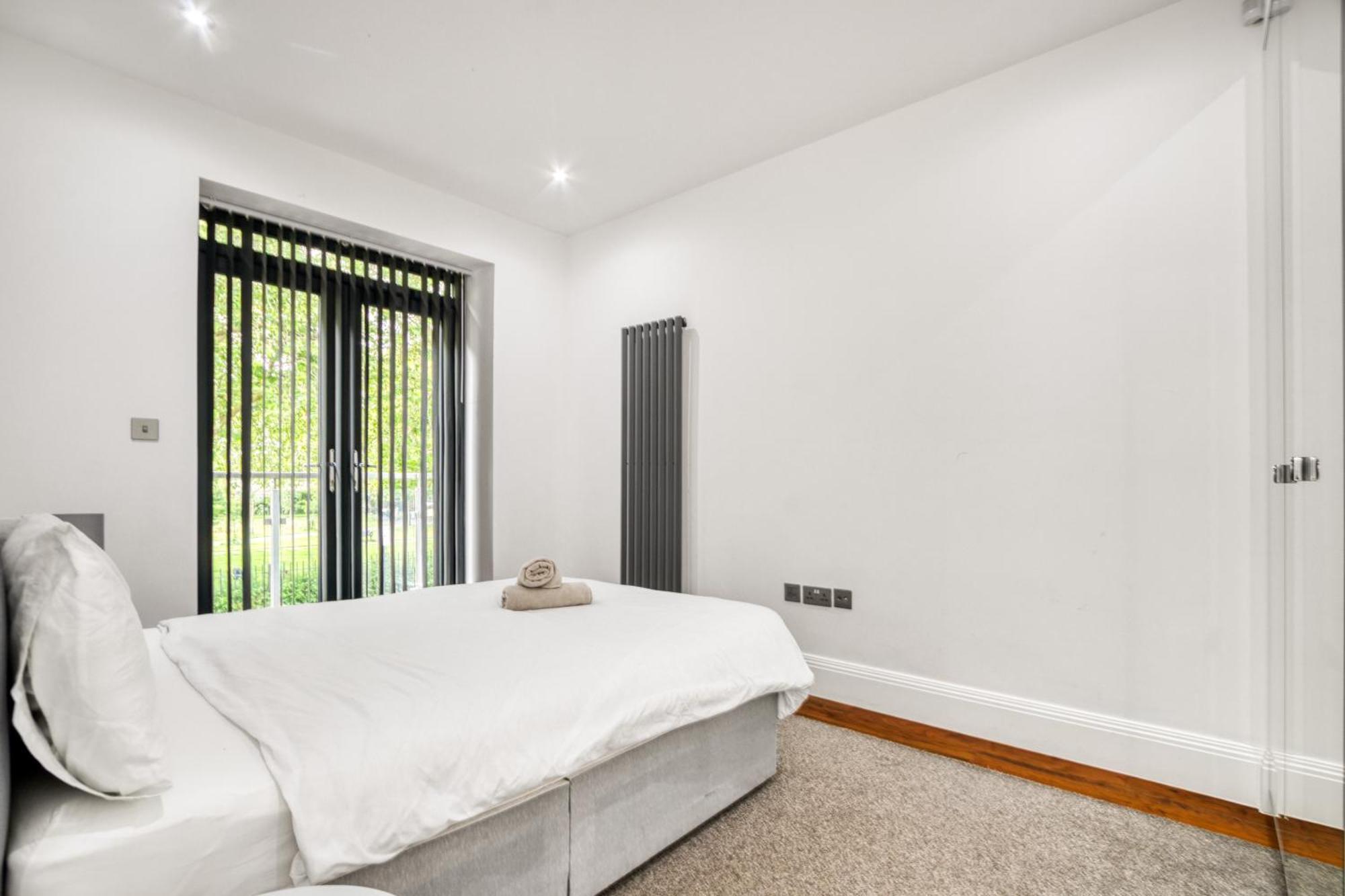 Elegant & Spacious House 3br 3ba Balcony Patio Apartment London