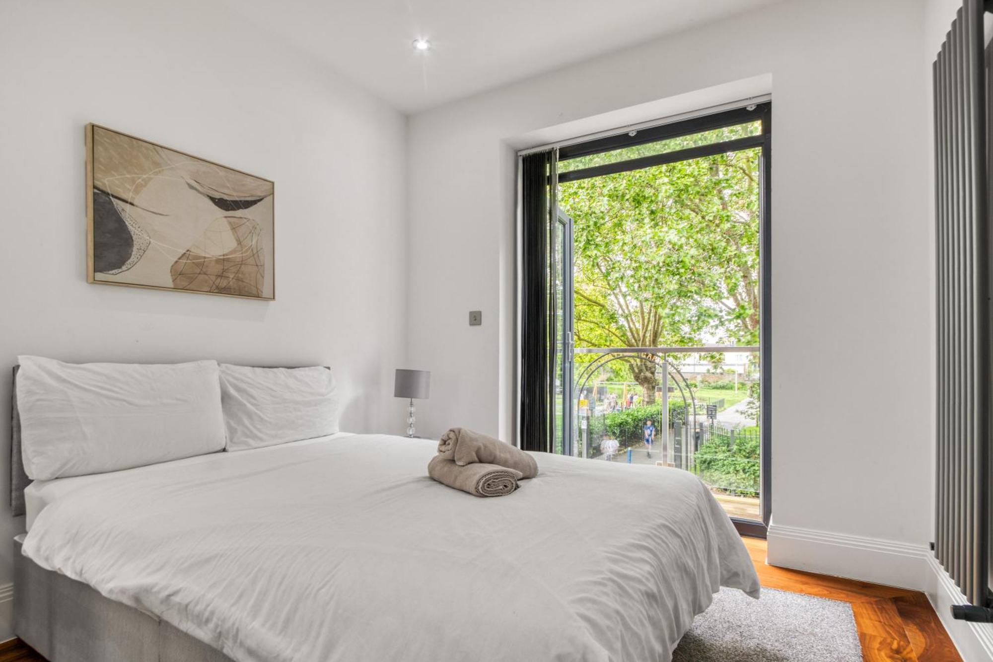 Elegant & Spacious House 3br 3ba Balcony Patio London