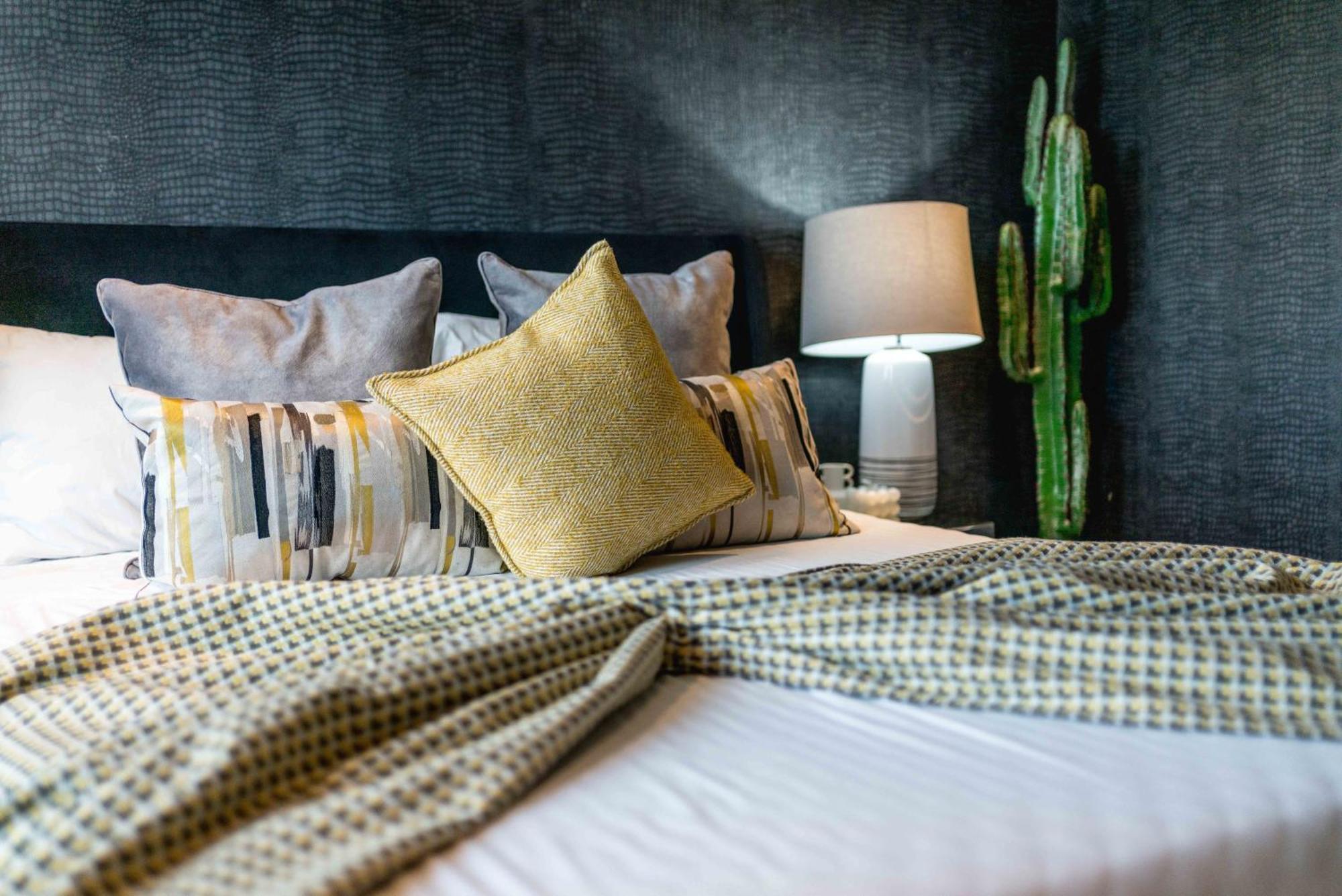 Spectacular Brand New 2 Bedrooms And 2 Bathroom * Londen