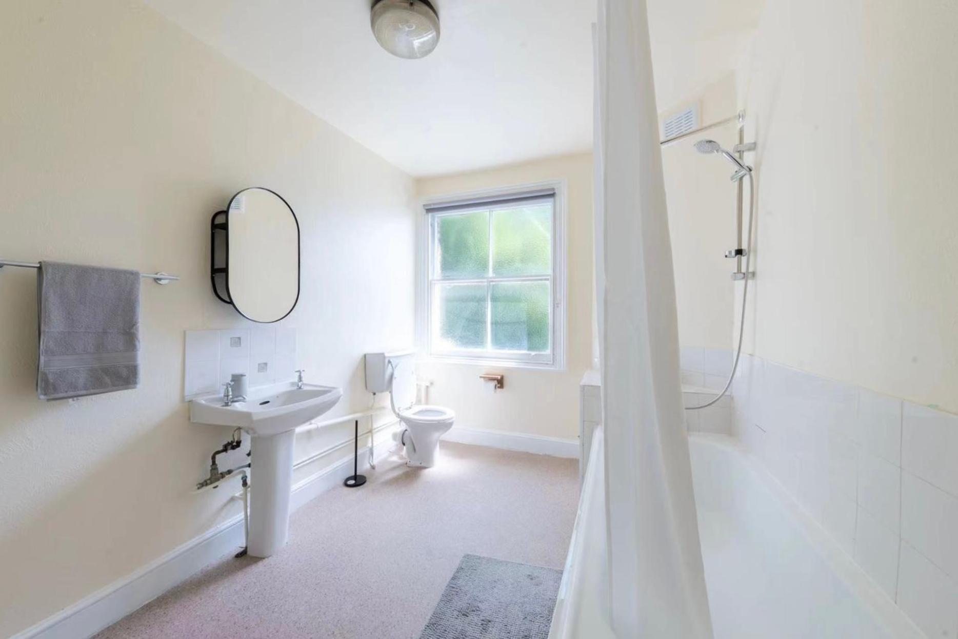 Spacious Double In Camden Town *