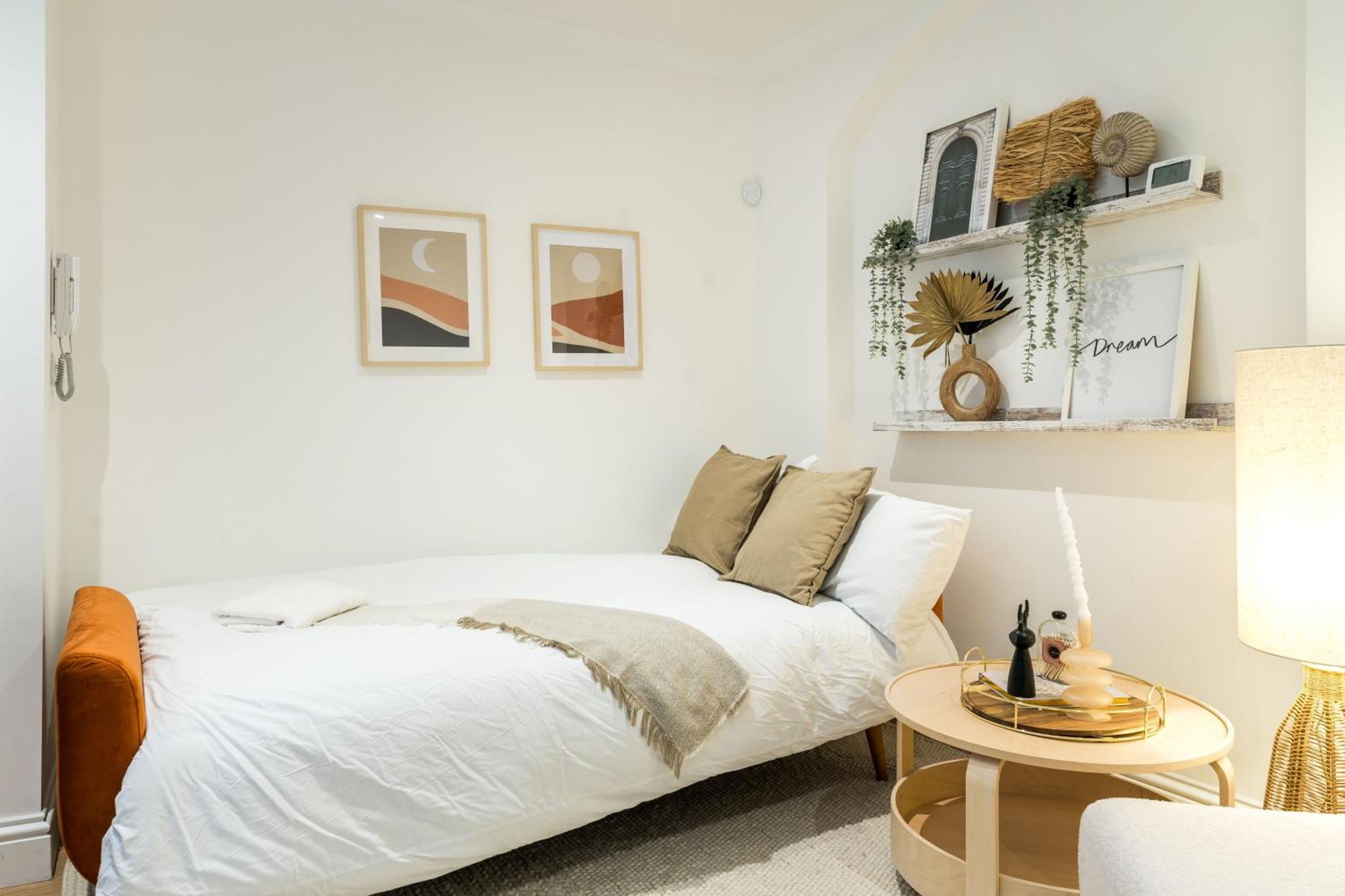 One Bedroom And 2 Bed In South Kensington-very Lively Area Apartment London