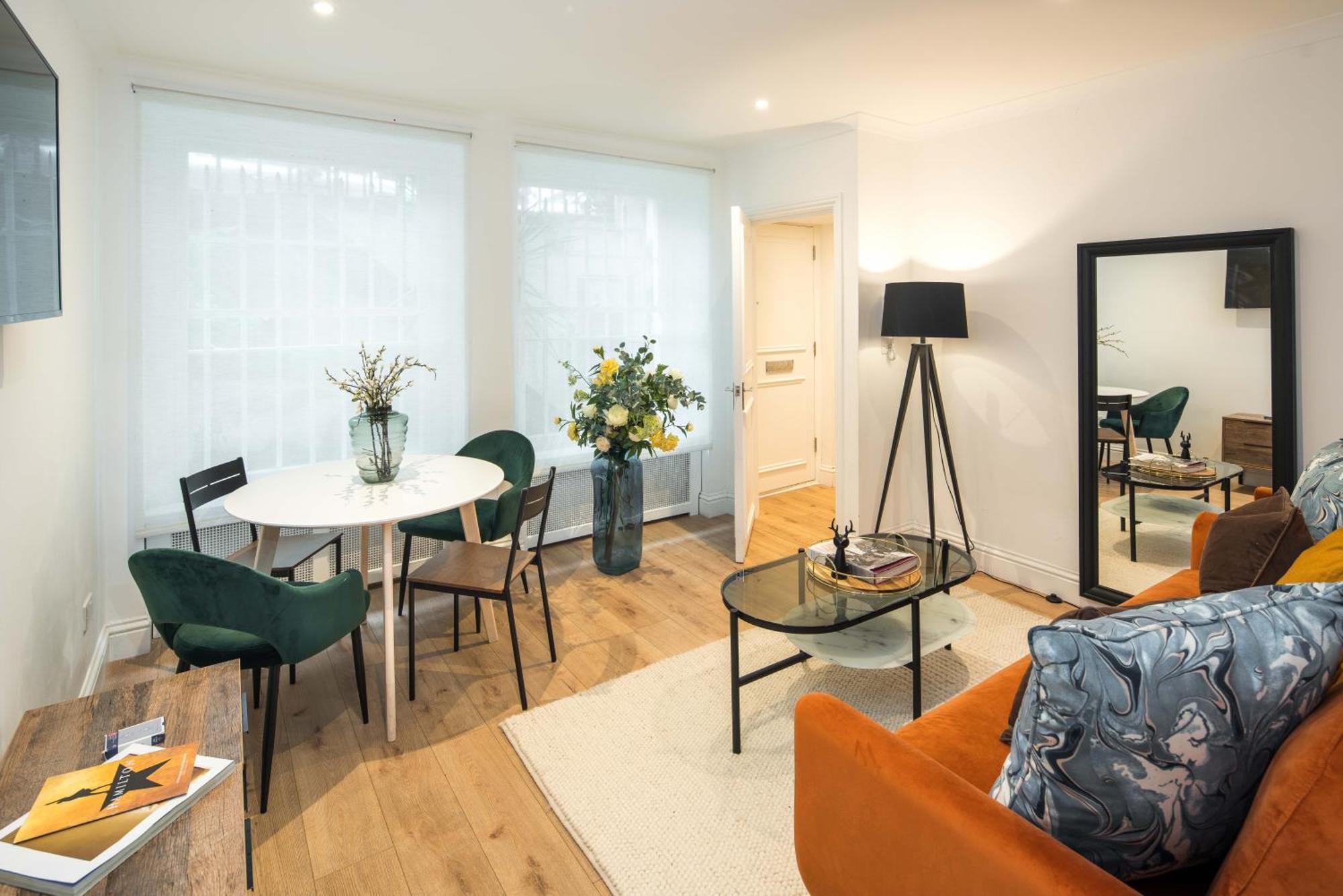 One Bedroom And 2 Bed In South Kensington-very Lively Area Apartment London