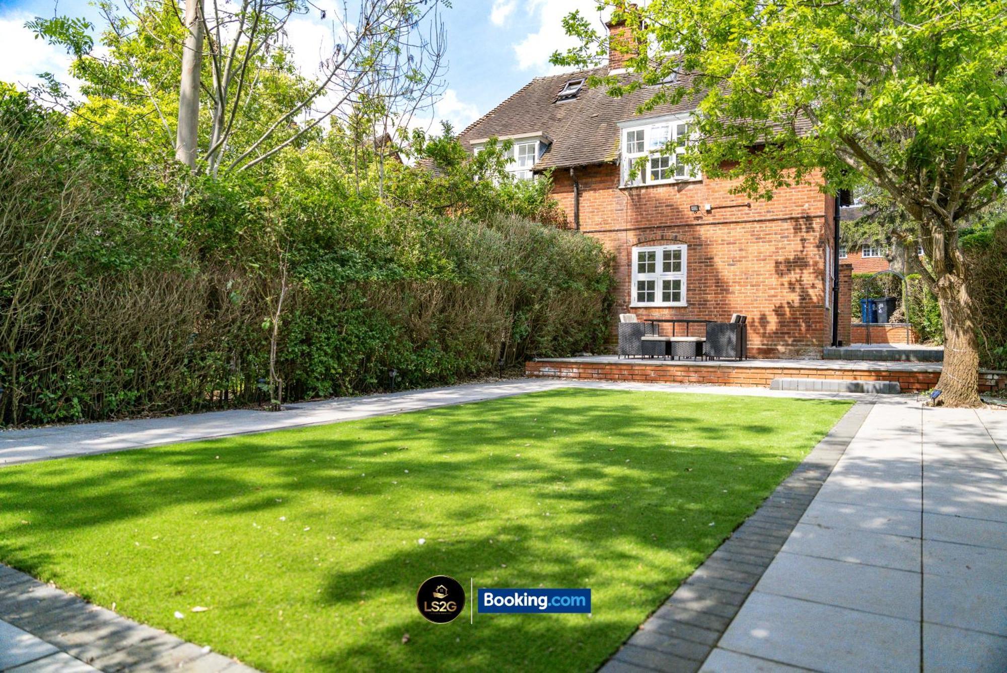 Holiday home Amazing 3 Bedroom House By Ls2g Short Lets & Serviced Greater With Free Parking London