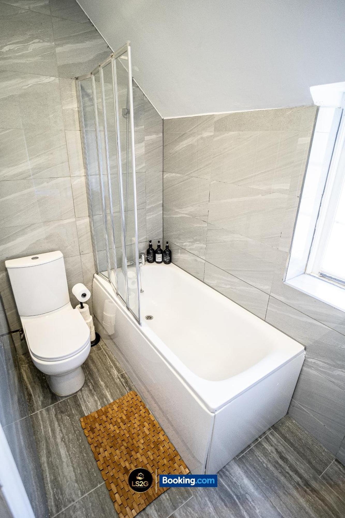 Amazing 3 Bedroom House By Ls2g Short Lets & Serviced Greater With Free Parking Holiday home