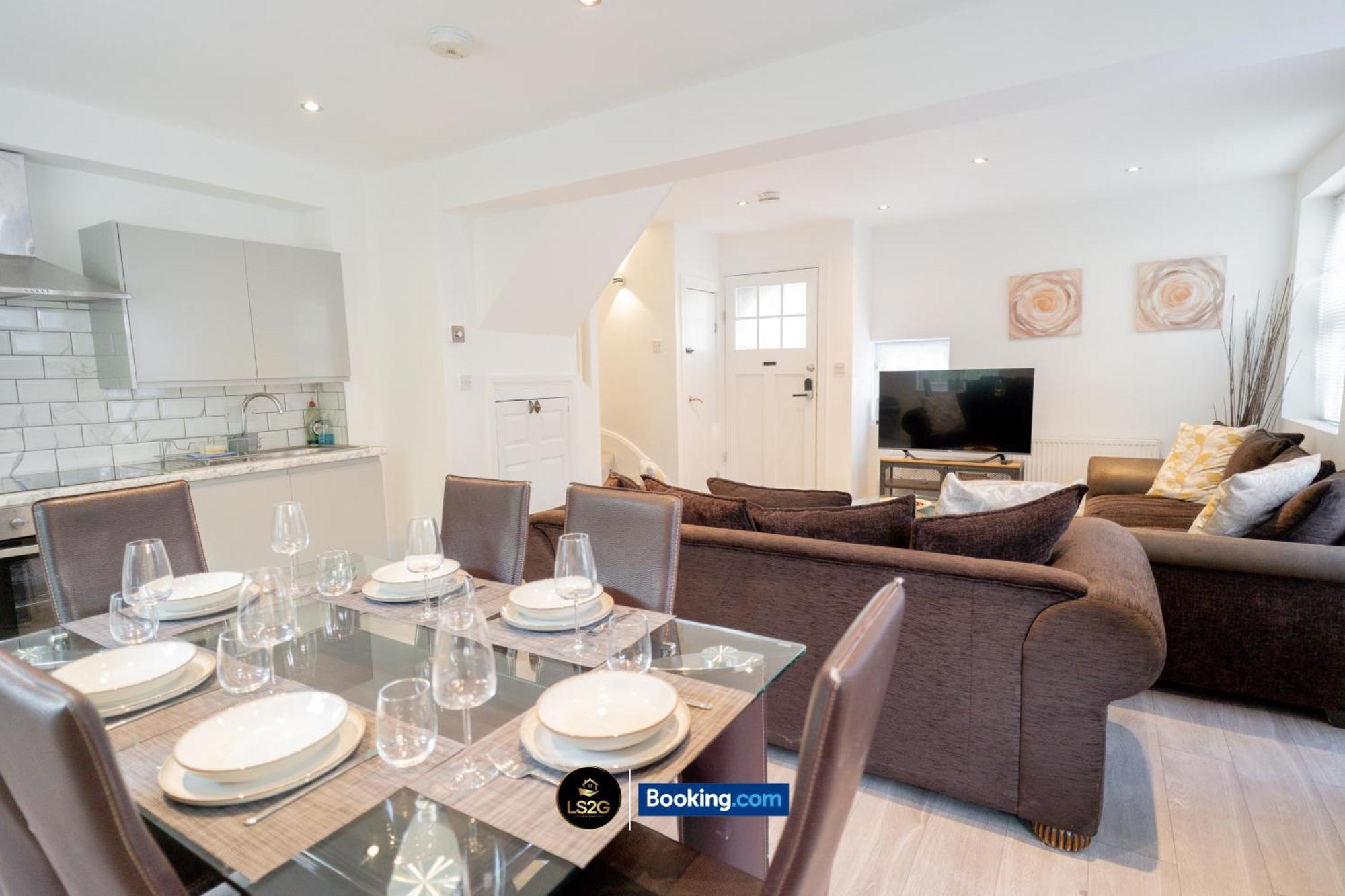 Holiday home Amazing 3 Bedroom House By Ls2g Short Lets & Serviced Greater With Free Parking