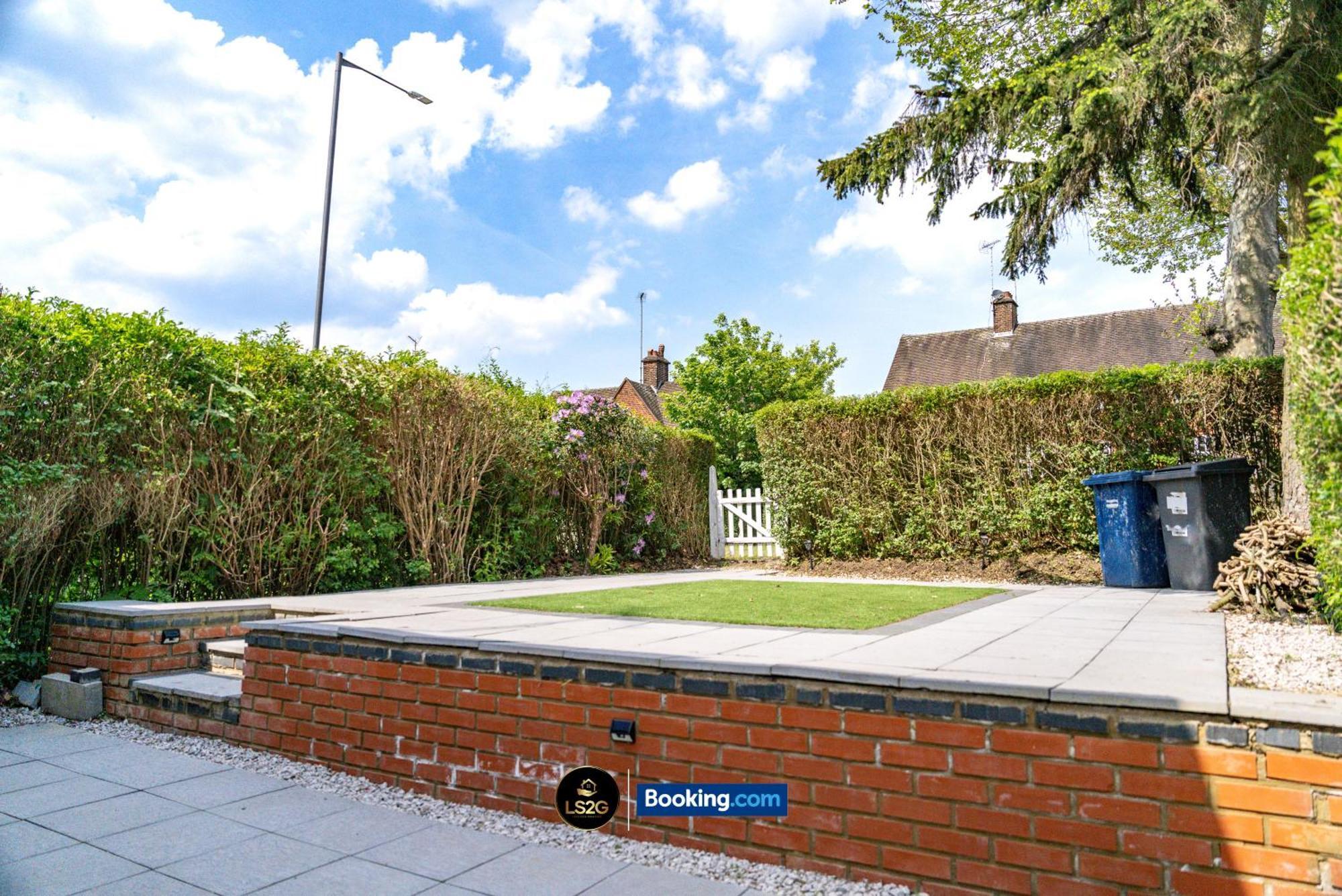 Holiday home Amazing 3 Bedroom House By Ls2g Short Lets & Serviced Greater With Free Parking *